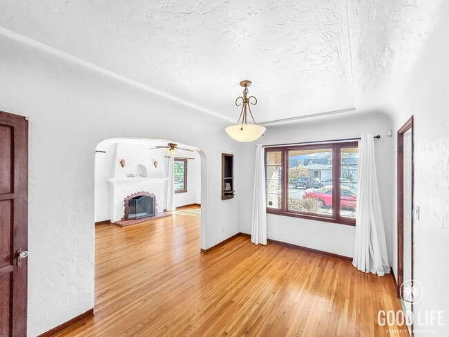 Building Photo - Beautiful 2B 1BA Home in University Height...