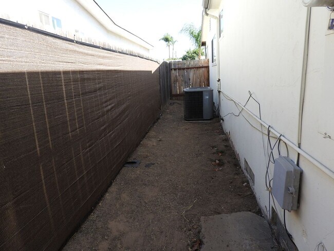 Building Photo - Large 3bd