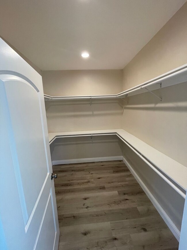 Building Photo - Paradise 2 bed 2 bath with 2 bonus rooms! Newer construction 1700+sqft
