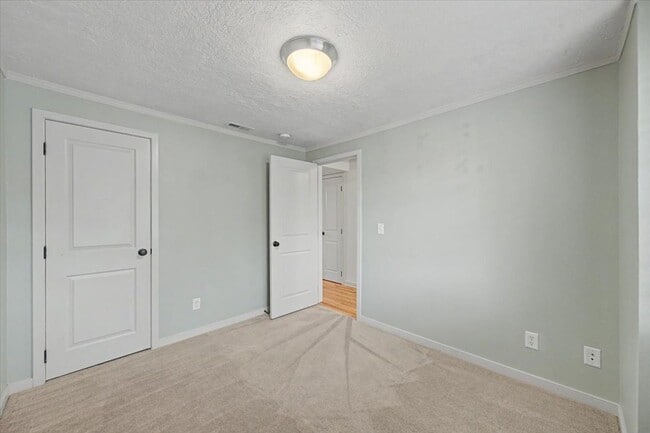 Building Photo - 407 Village Ln