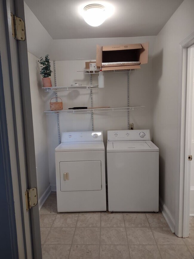 Building Photo - Adorable Two Bedroom Home in Edgewood!