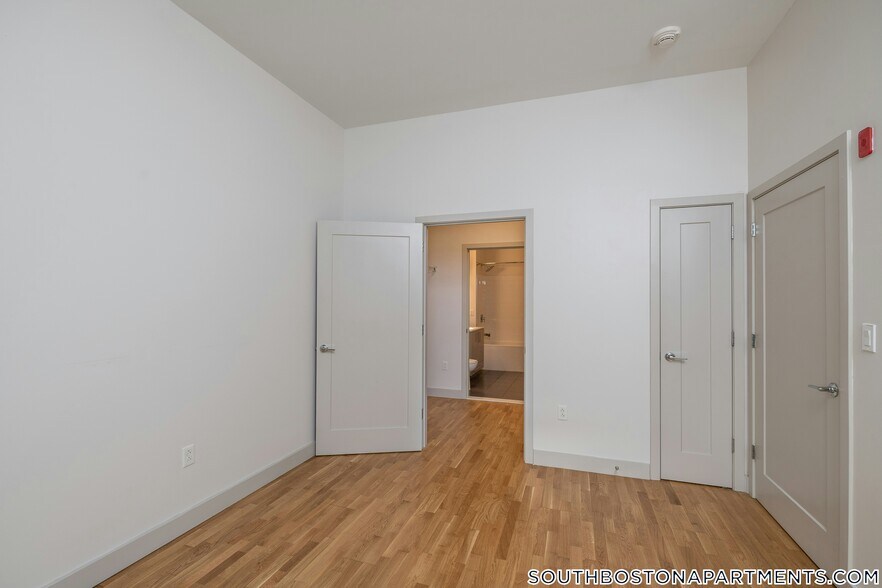 Building Photo - 320 D St