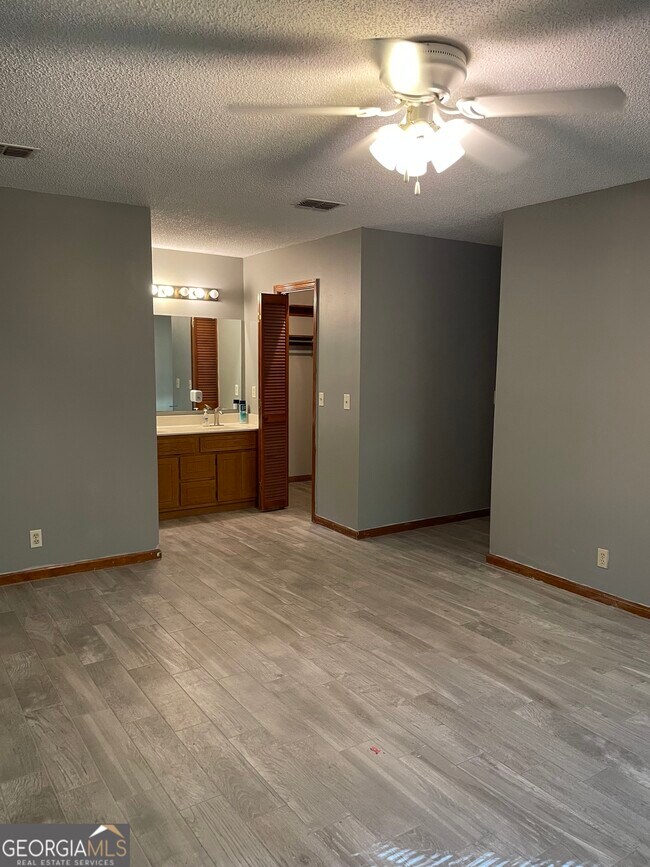 Building Photo - 211 N Woodvalley Dr