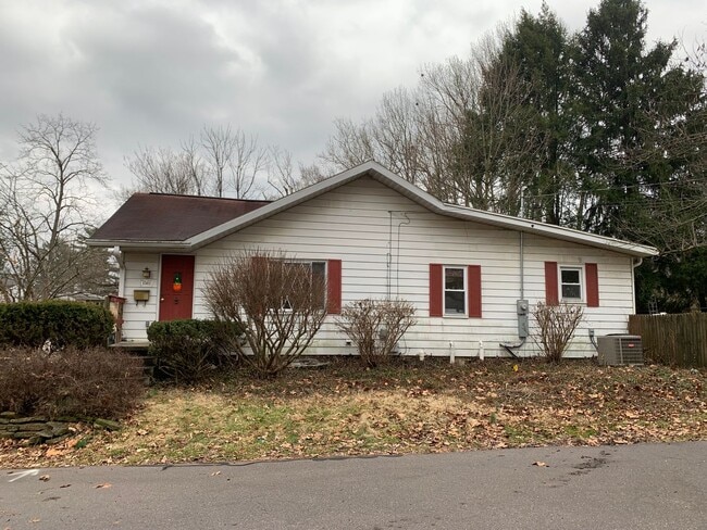 Building Photo - 3 bd/1.5 bath Charming Home just 4 blocks from IU Jacob's School of Music - Available August 2026!