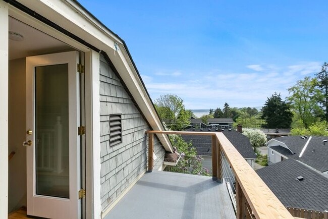 Building Photo - Charming AIR CONDITIONED Leschi Craftsman