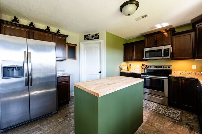 Building Photo - Pet Friendly Three Bedroom!
