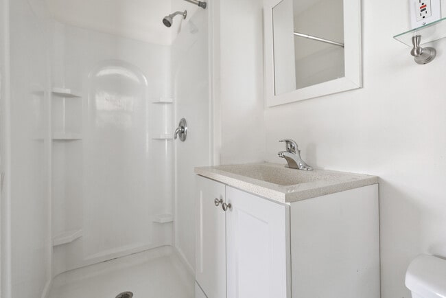 Building Photo - 635 Love St