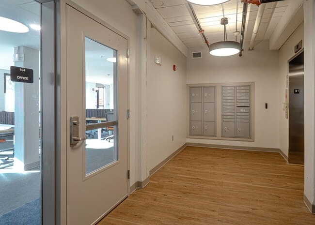 Building Photo - Bright Studio Apartment - Brattleboro, VT. $1450/month, 425 sq.ft. ALL UTILITIES INCLUDED- Availa...