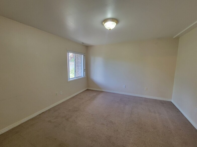 Building Photo - 777 E 1100 N