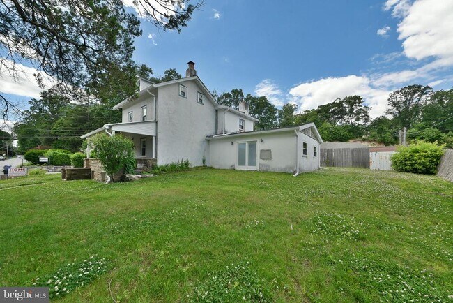 Building Photo - 422 Willow Grove Ave