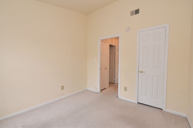 Building Photo - Big and Beautiful 2 Bedroom, 2 Full Bathroom, North Bethesda Condo!