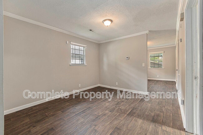 Building Photo - 3729 Maple Ave SW