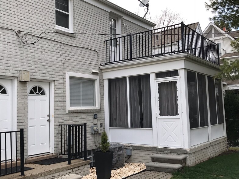 Summer room & Upper Patio - 995 Henrietta St