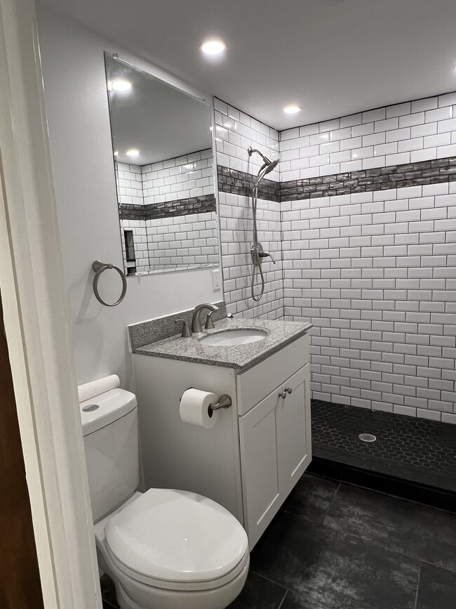 Large bathroom - 2029 Maryland Ave