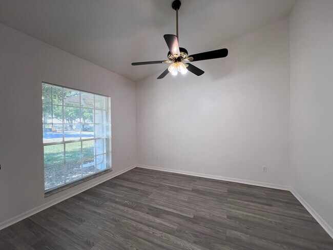 Building Photo - PRICE REDUCED FOR A QUICK MOVE IN!!  Beaut...