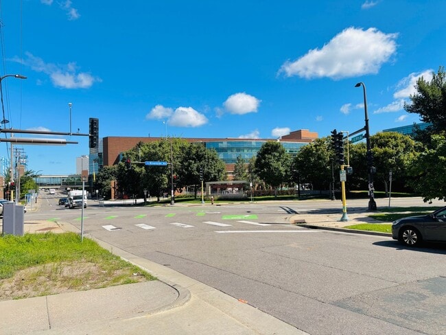 Building Photo - FURNISHED!! 2bed/1bath Condo Right Near Th...
