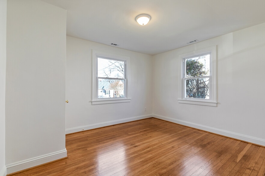 Building Photo - 2629 Dellrose Ave