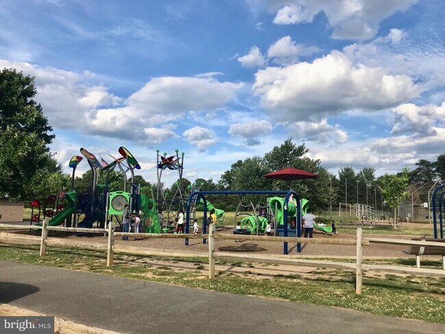 Building Photo - 11 Silverway Dr