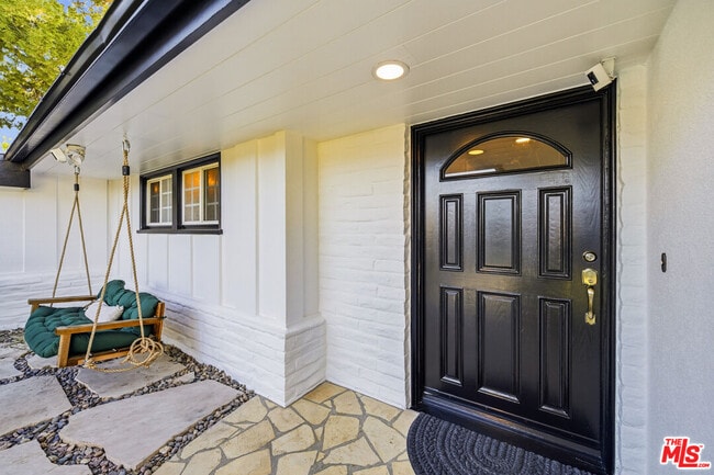 Building Photo - 22428 Victory Blvd