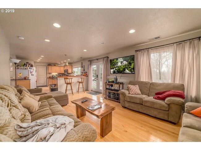 Building Photo - Charming 4-Bedroom Home Near UO Campus – Spacious, & Well-Maintained