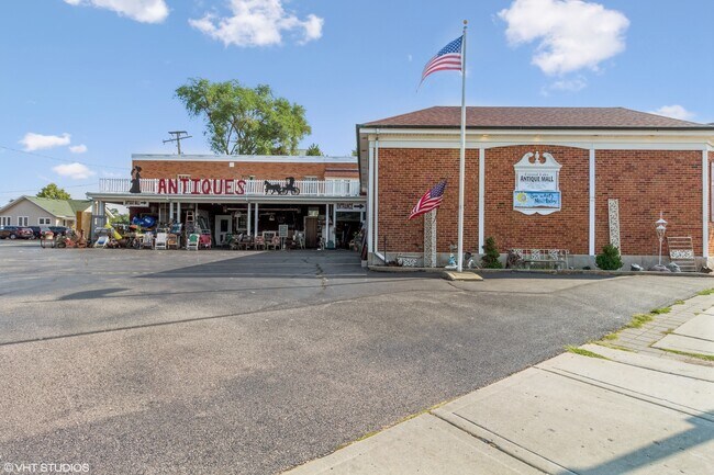 Building Photo - 22 E Crystal Lake Ave