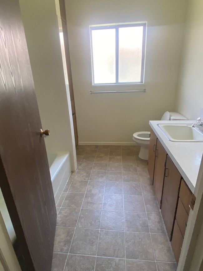 Building Photo - 372 W 200 N