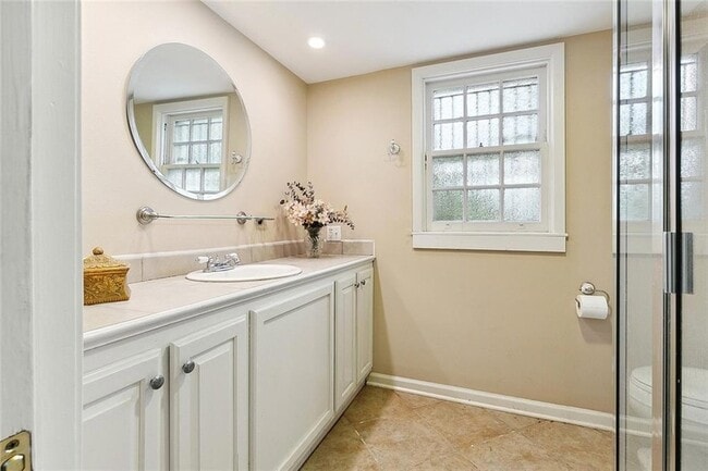 Building Photo - 30 Fontainebleau Dr