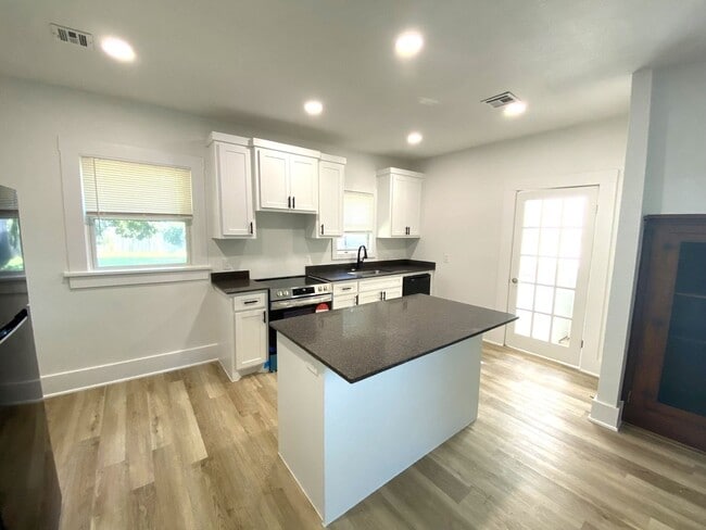 Building Photo - 2 BED 1 BATH CENTRAL PARK ADDITION NEAR PA...
