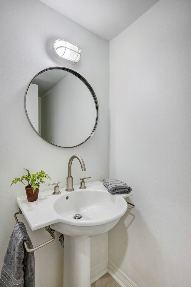 Building Photo - 1201 McDuffie St