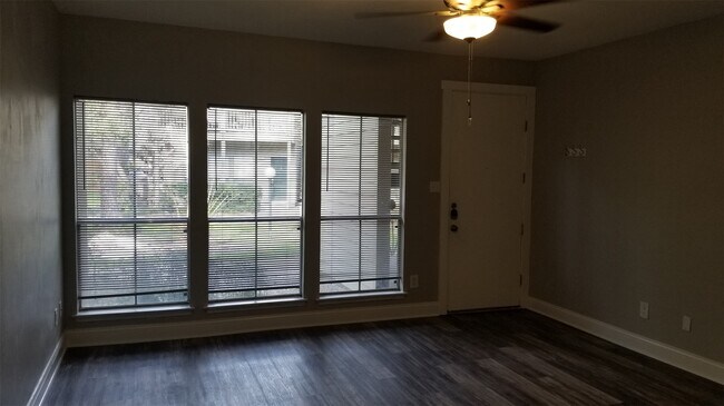 Building Photo - 2100 Tanglewilde St