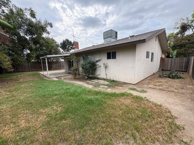 Building Photo - SW Visalia Home Available Now!