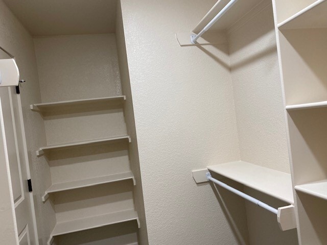 Building Photo - 17 Hidden Oak Dr