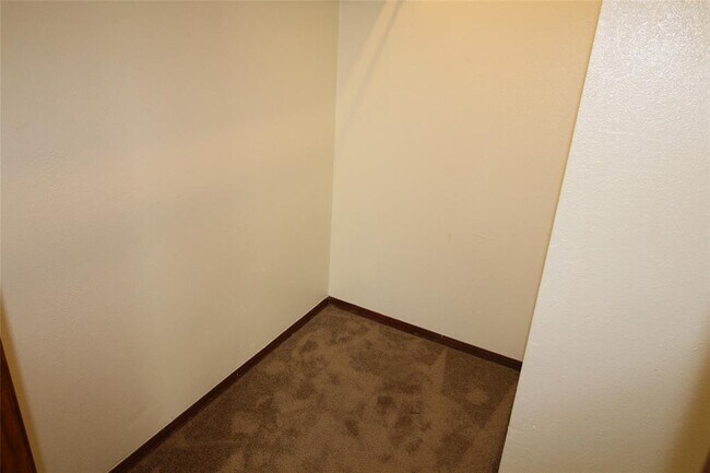 Building Photo - 316 Falcon Ct