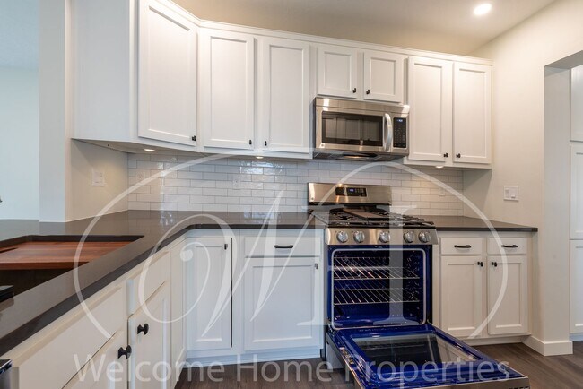 Building Photo - Country Living in Gorgeous 2 Bedroom Home Near Town