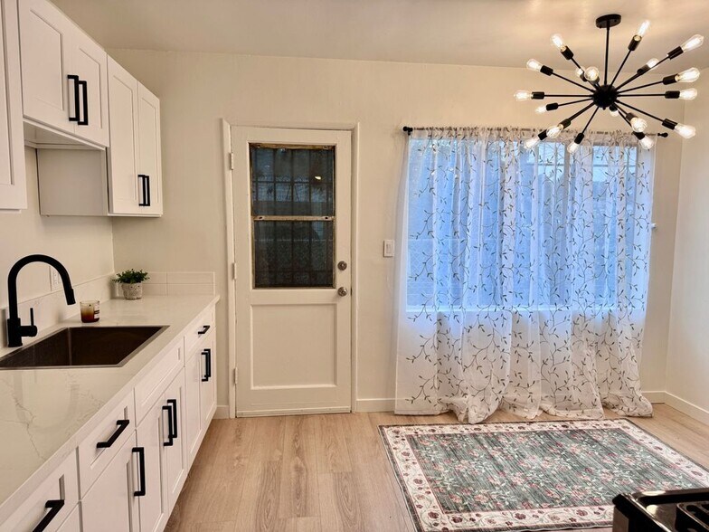 Building Photo - 1540 W 60th St