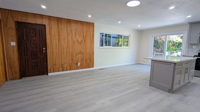 Building Photo - Remodeled Spacious 4Bed/3Bath House Home in El Cerrito!