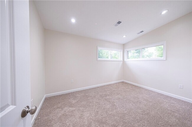 Building Photo - 1165 Kings Ln