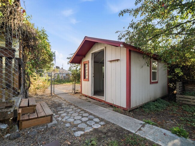 Building Photo - 2716 W Everett Ave