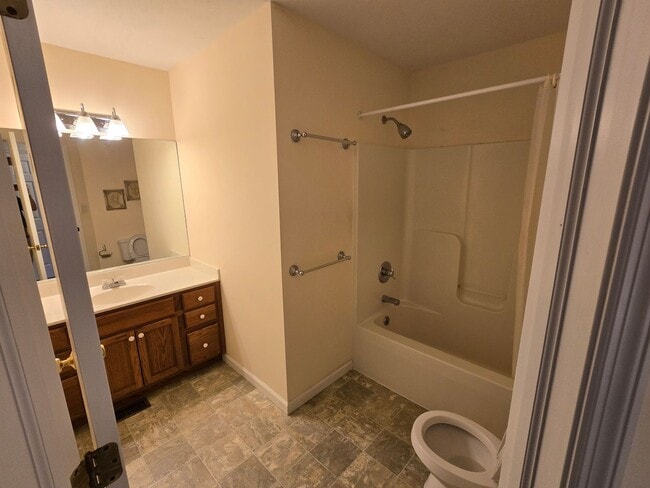 Building Photo - Charming Townhome in Park Forest Village -...