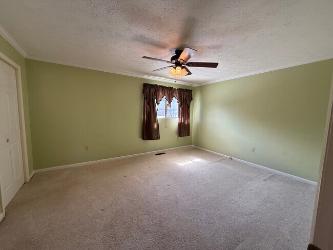 Building Photo - 1591 Kenmore Dr