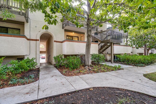 Building Photo - Recently upgraded Condo in a highly desirable location in Sunnyvale.