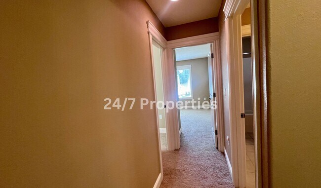 Building Photo - Large 4BD I 2.5BA Home - West Linn!