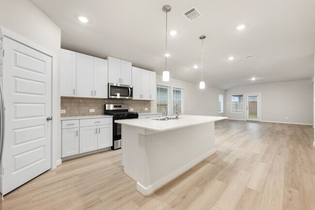 Building Photo - 6611 Castella Dr