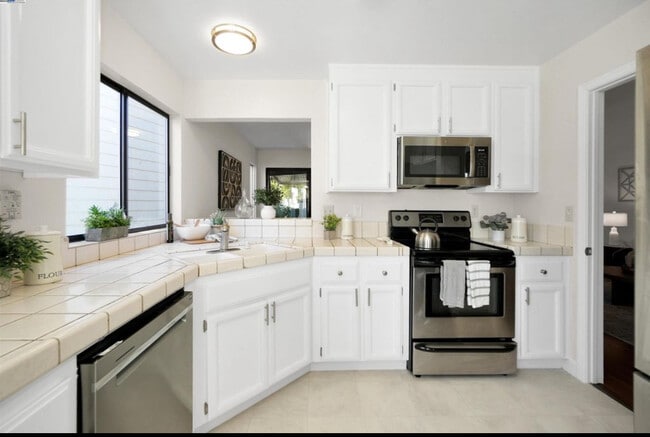 Building Photo - 316 Del Monte Way