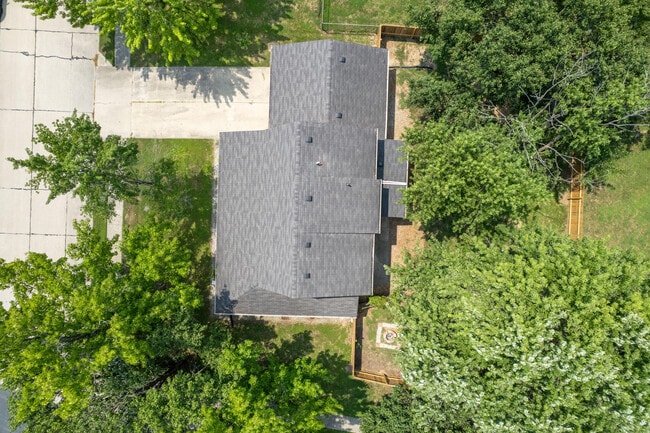 Building Photo - 2701 Poppy Way