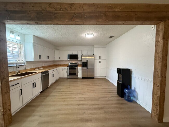 Building Photo - BEAUTIFUL 4 Bedroom 2 Bath  home with spacious backyard AVAILABLE NOW!