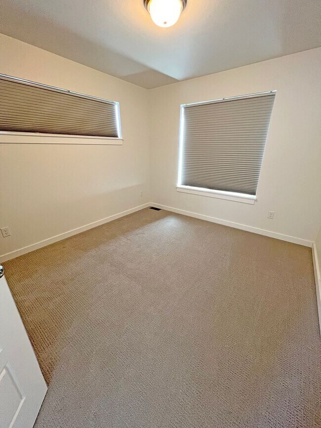 Building Photo - Well Kept Single Family Detached Home with...