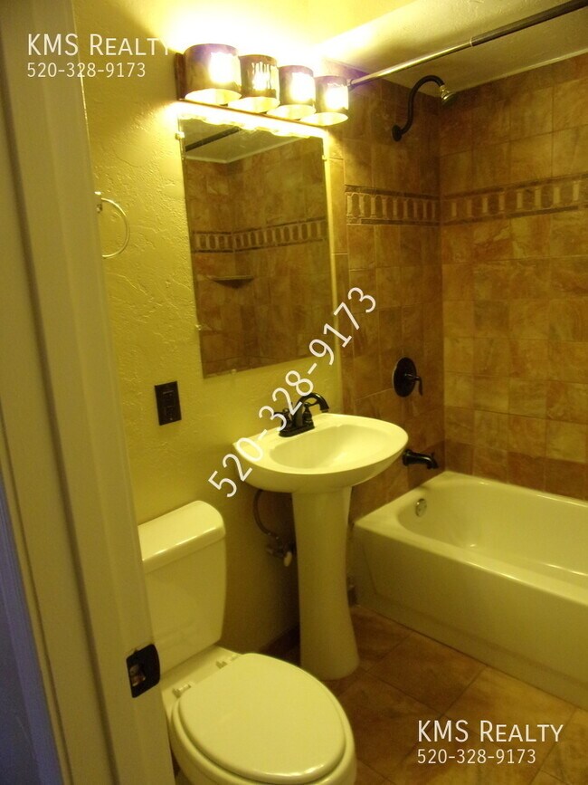 Building Photo - 5625 S Irving Dr