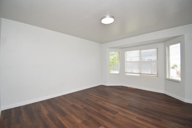 Building Photo - Newly Remodeled Magna Gem with New Appliances & Easy Freeway Access!!