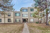 Building Photo - Charming 3-Bed Penthouse Condo in Denver w...